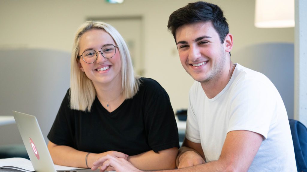 Deux étudiants à la Bibliothèque